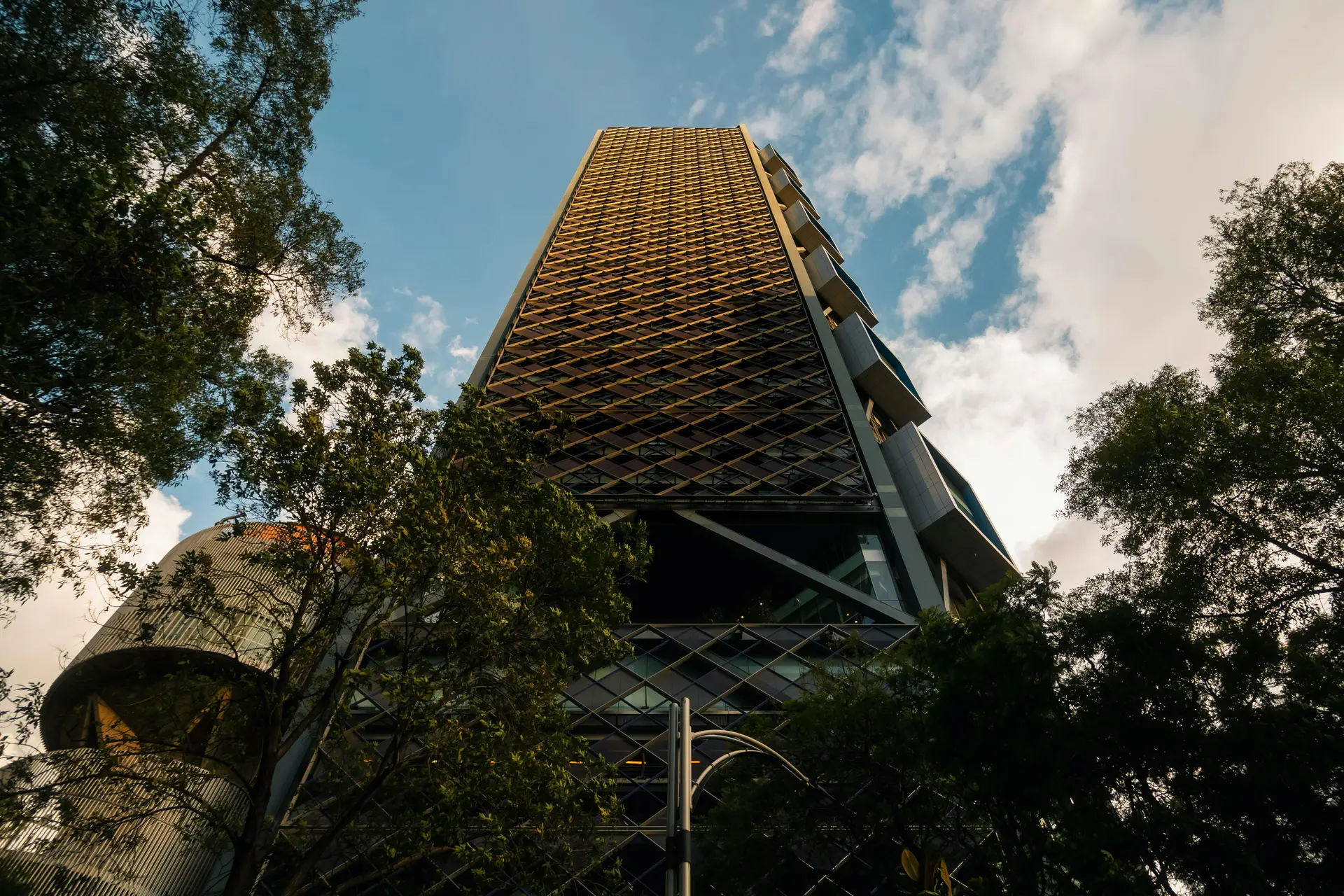 Iconic Mexico city skyscraper against blue sky.