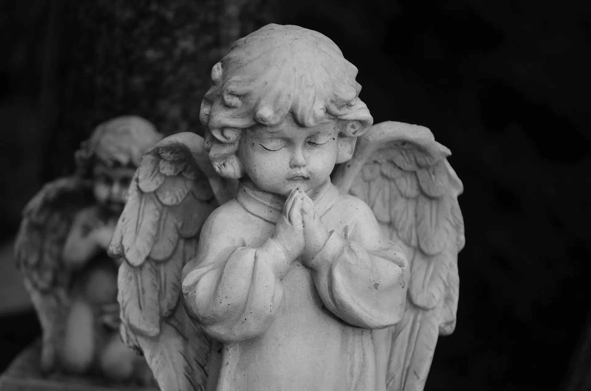 A baby angel statue praying.